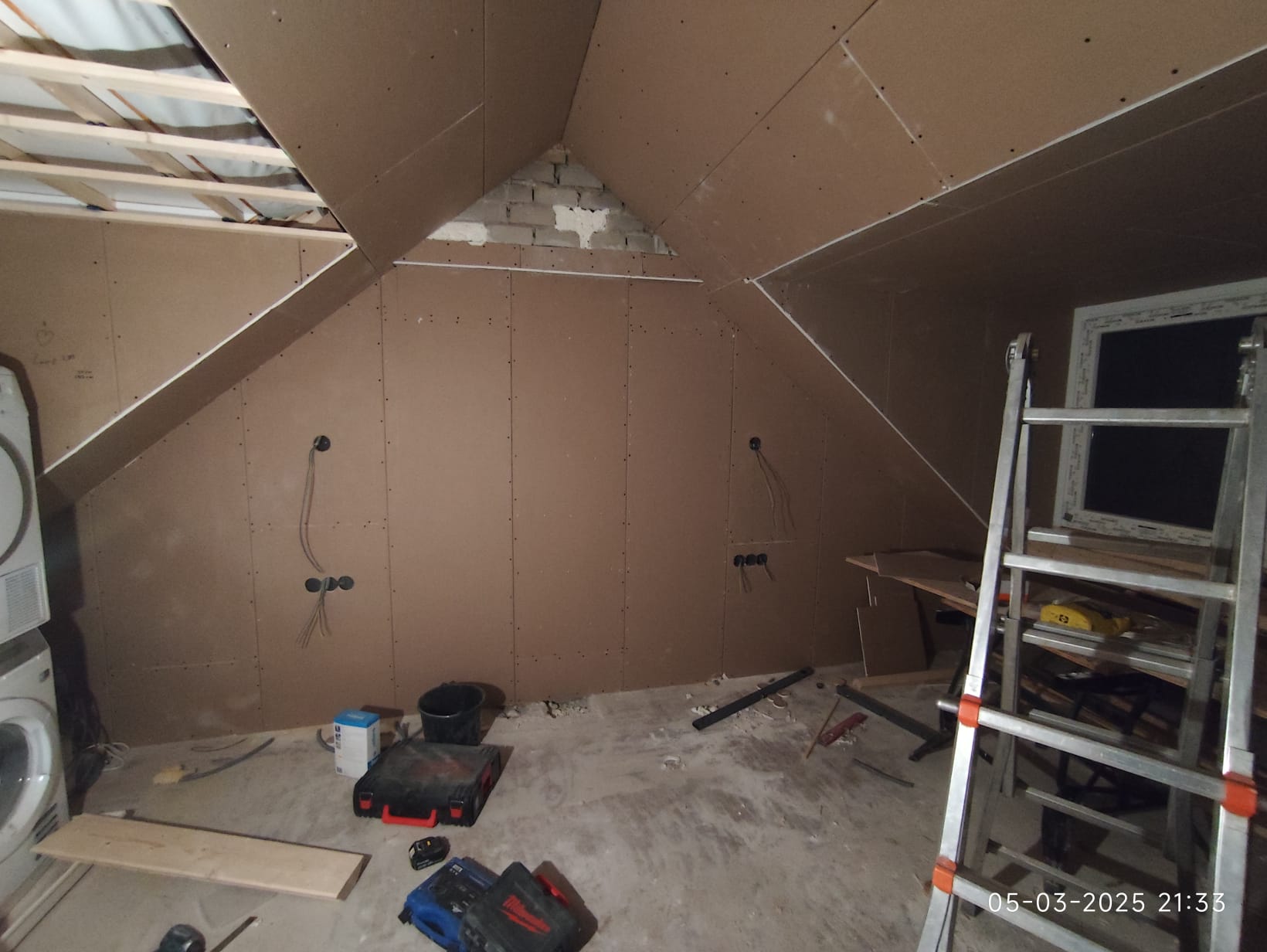Zolder verbouwd tot master bedroom met vrijstaand bad — tijdens